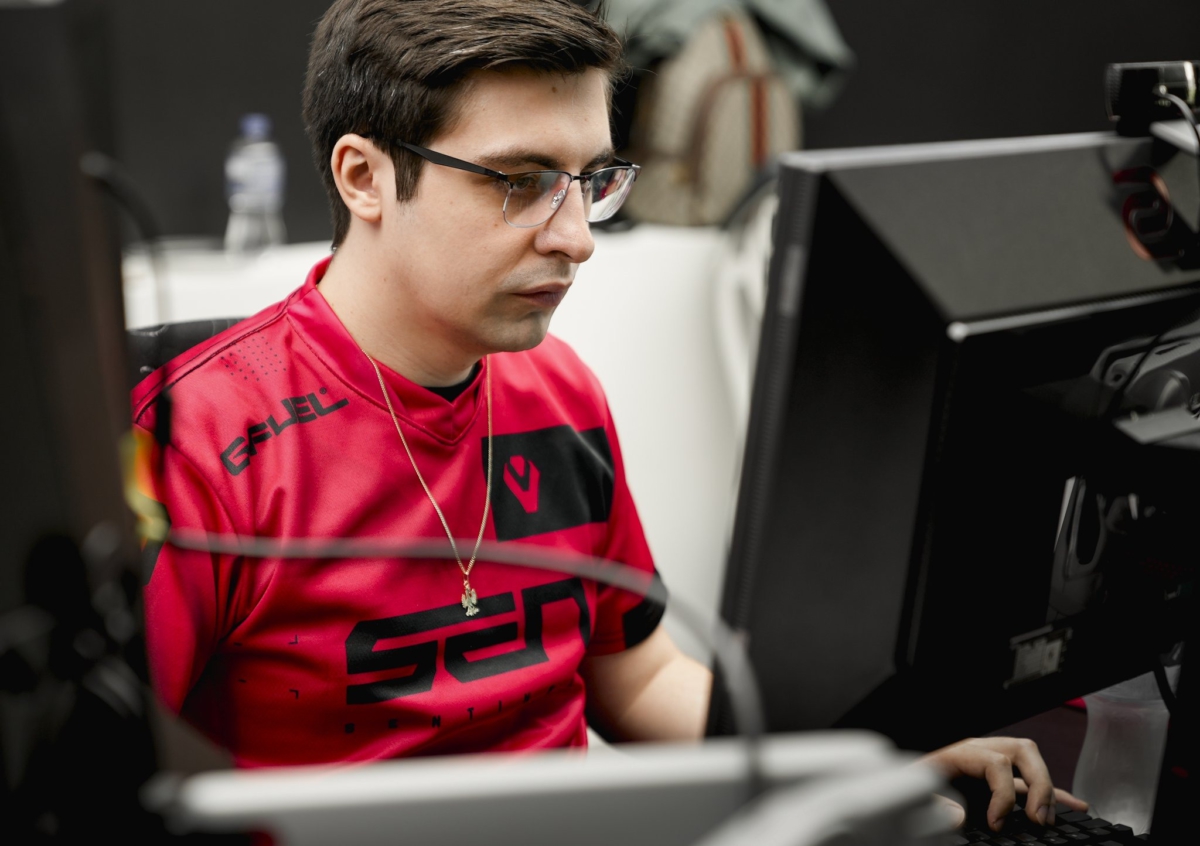 Shroud vestindo a camisa da Sentinels no VALORANT