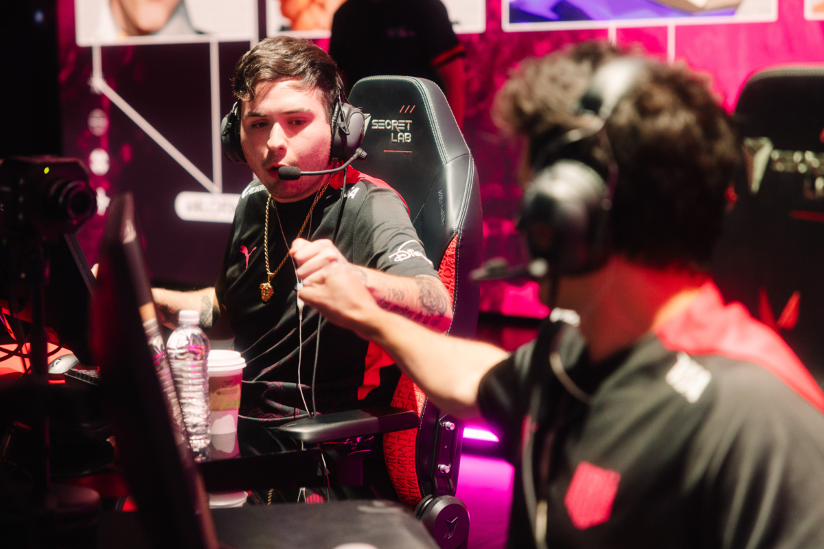 Angelo "keznit" Mori cumprimenta colega de equipe da KRÜ Esports durante a Grande Final do LCQ Americas 2023