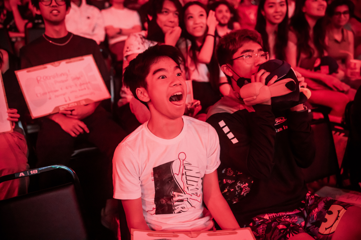 Torcida comemora a vitória da LOUD sobre a NAVI por 2 a 1, que garantiu a classificação para os playoffs do Champions 2023