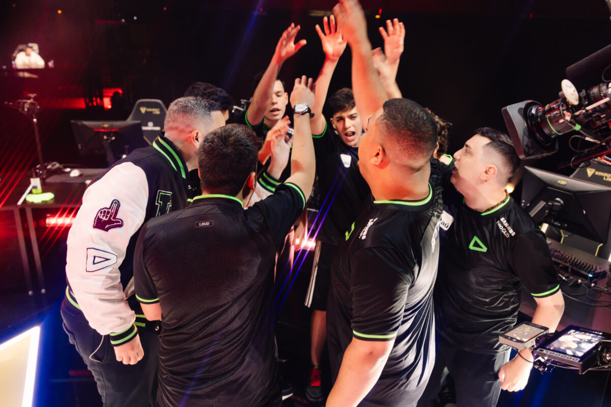 Torcida comemora vitória da LOUD sobre a FNATIC por 2 a 0 no Champions 2023