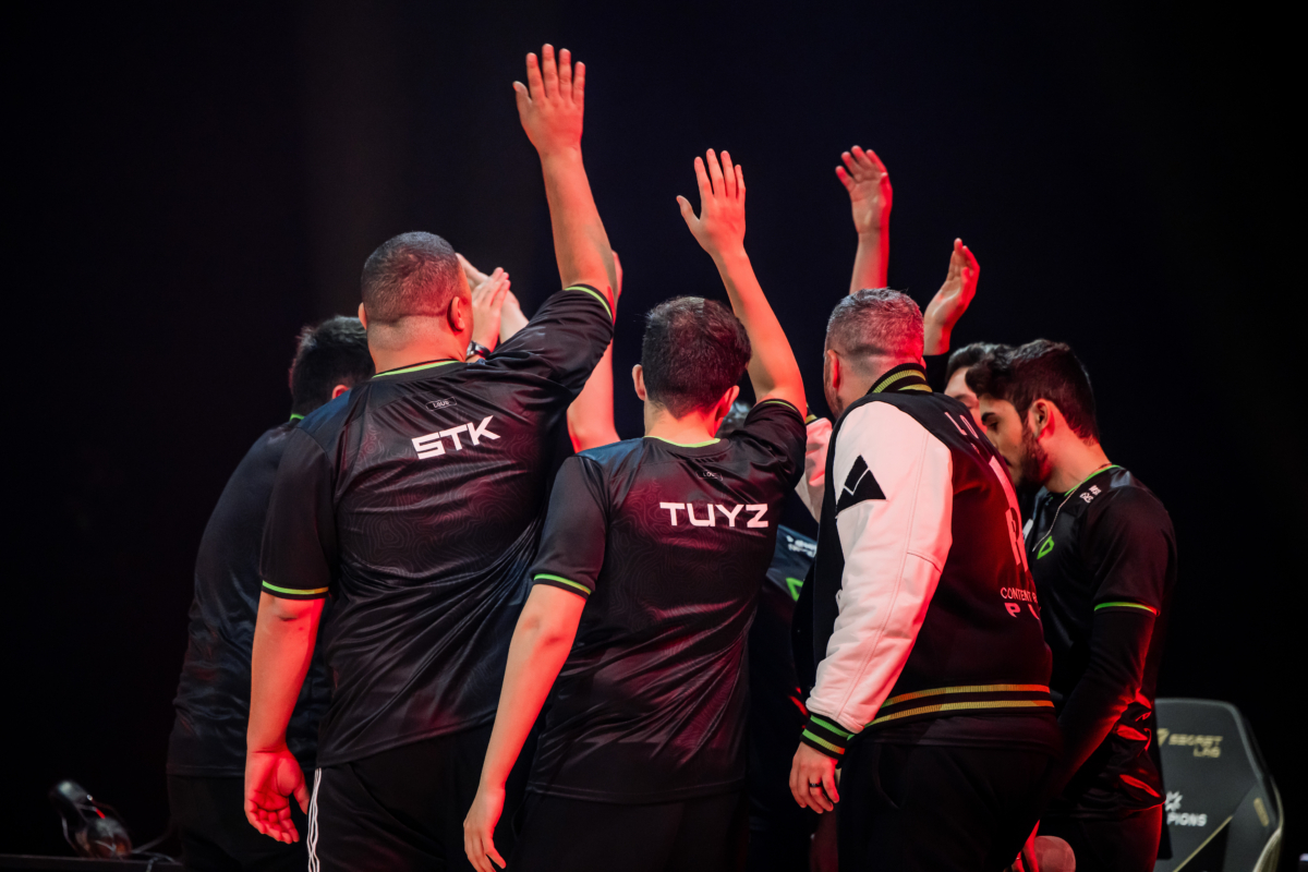 LOUD vence a EDG por 2 a 1 e jogadores comemoram a vitória no Champions 2023