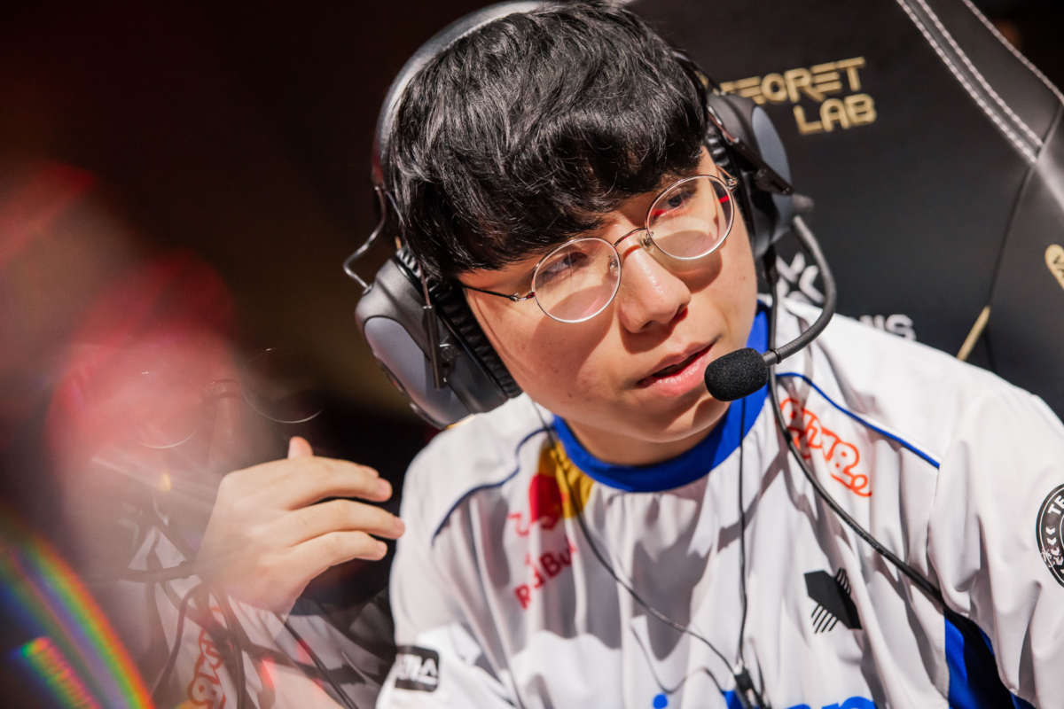 Jogador da DRX pede dicas ao visitar parque de diversões nos Estados Unidos