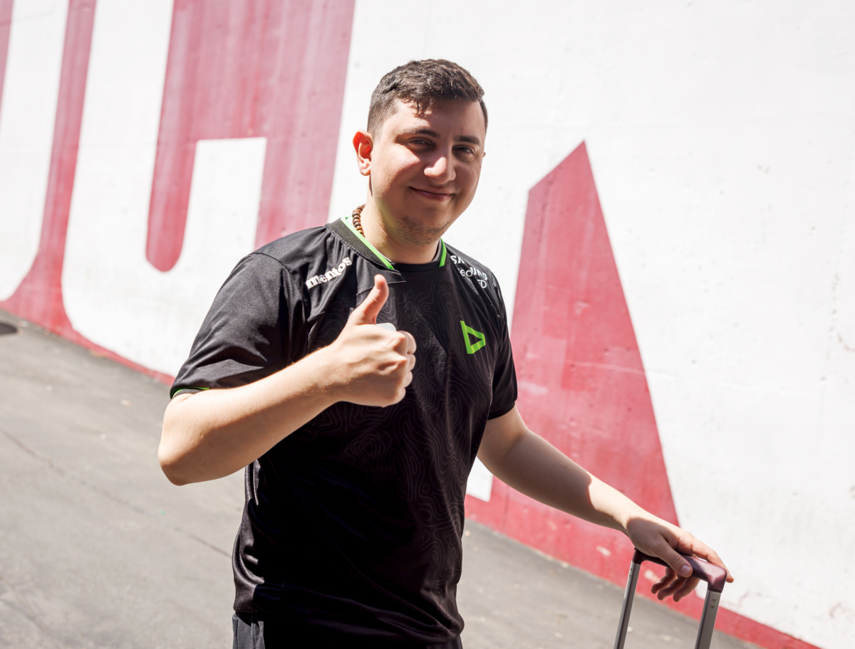 Conversa entre Saadhak, Chet e um agente de atletas indica uma possível negociação