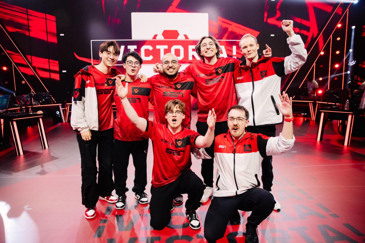 Elenco da Sentinels comemora vitória diante da NRG Esports