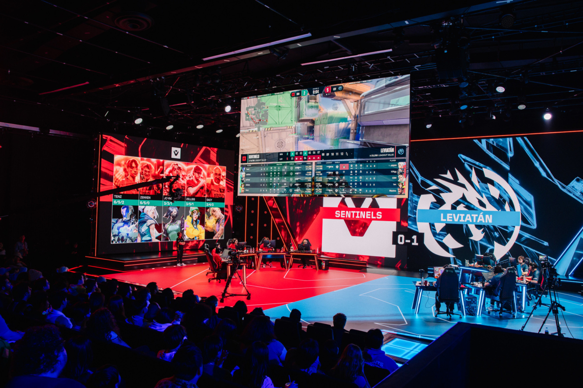Palco da partida entre Sentinels e Leviatán no VCT Americas Stage 1 2024
