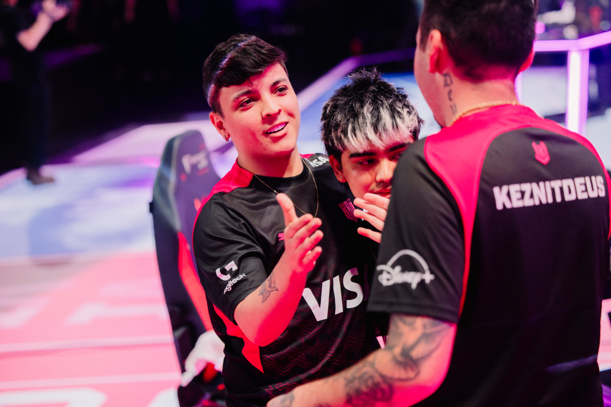 heat, shyy e keznit, da KRÜ Esports, comemoram vitória sobre a Evil Geniuses no VCT Americas Stage 1