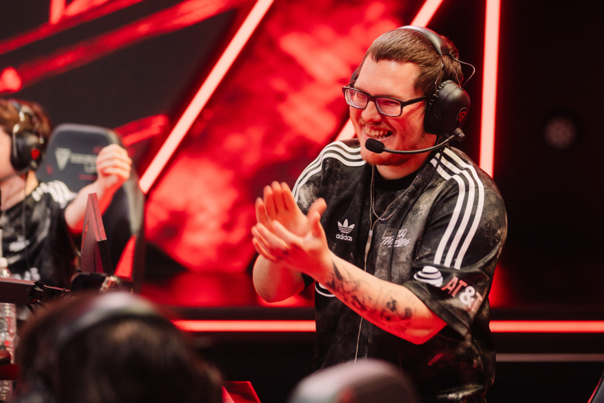 100T satirizou costumes da nova geração em vídeo com Boostio