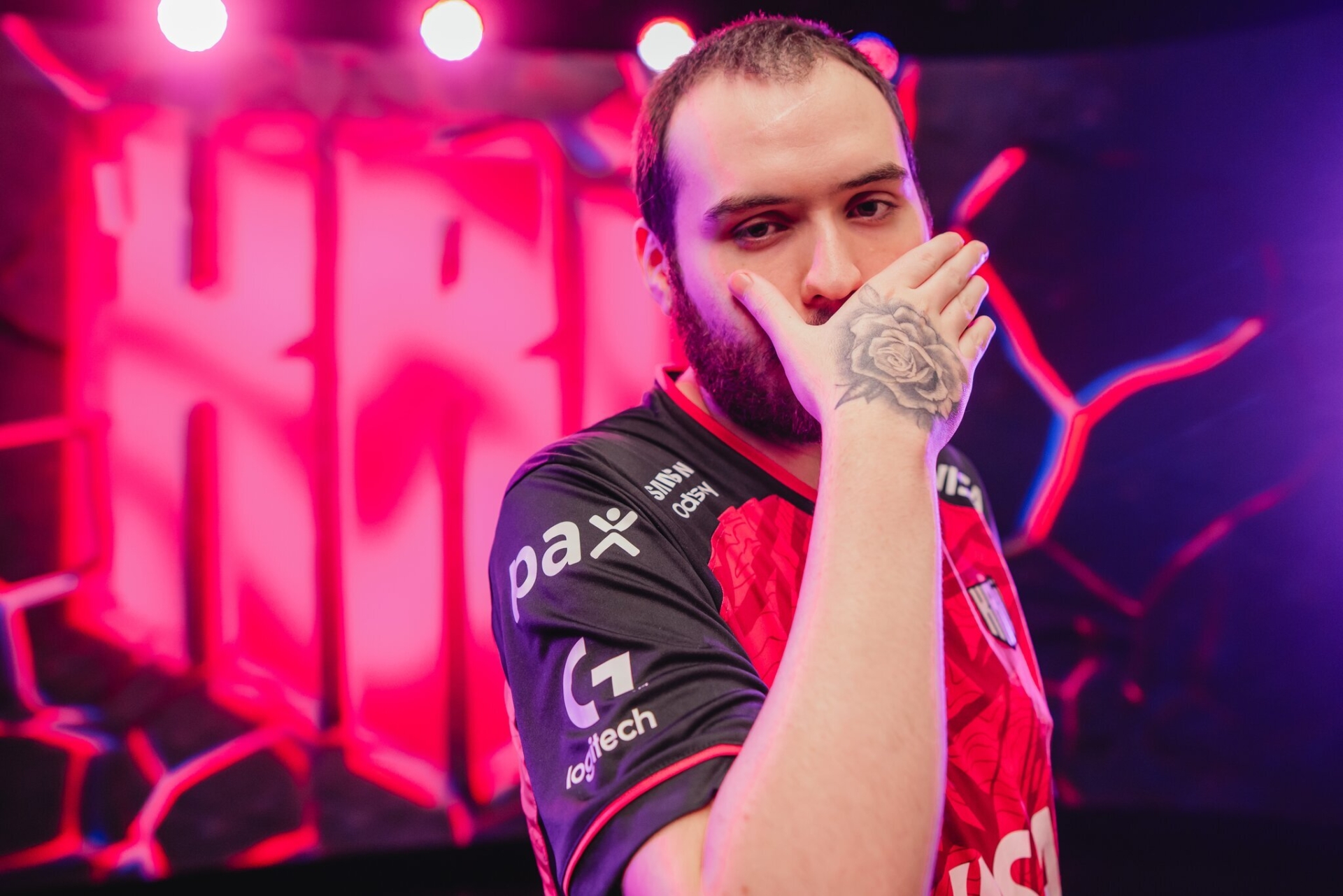 KRÜ Esports keznit KRÜ