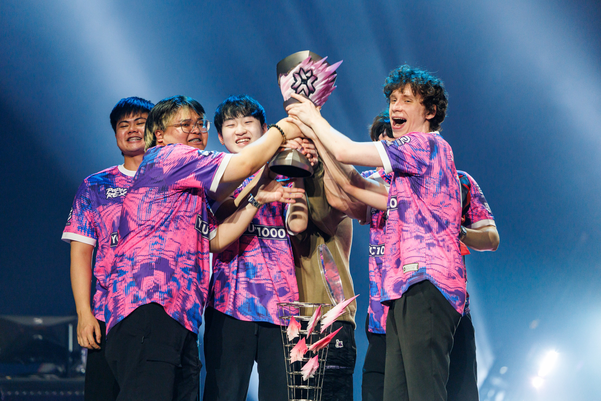 Paper Rex lift the trophy Masters Toronto 2025 troféu