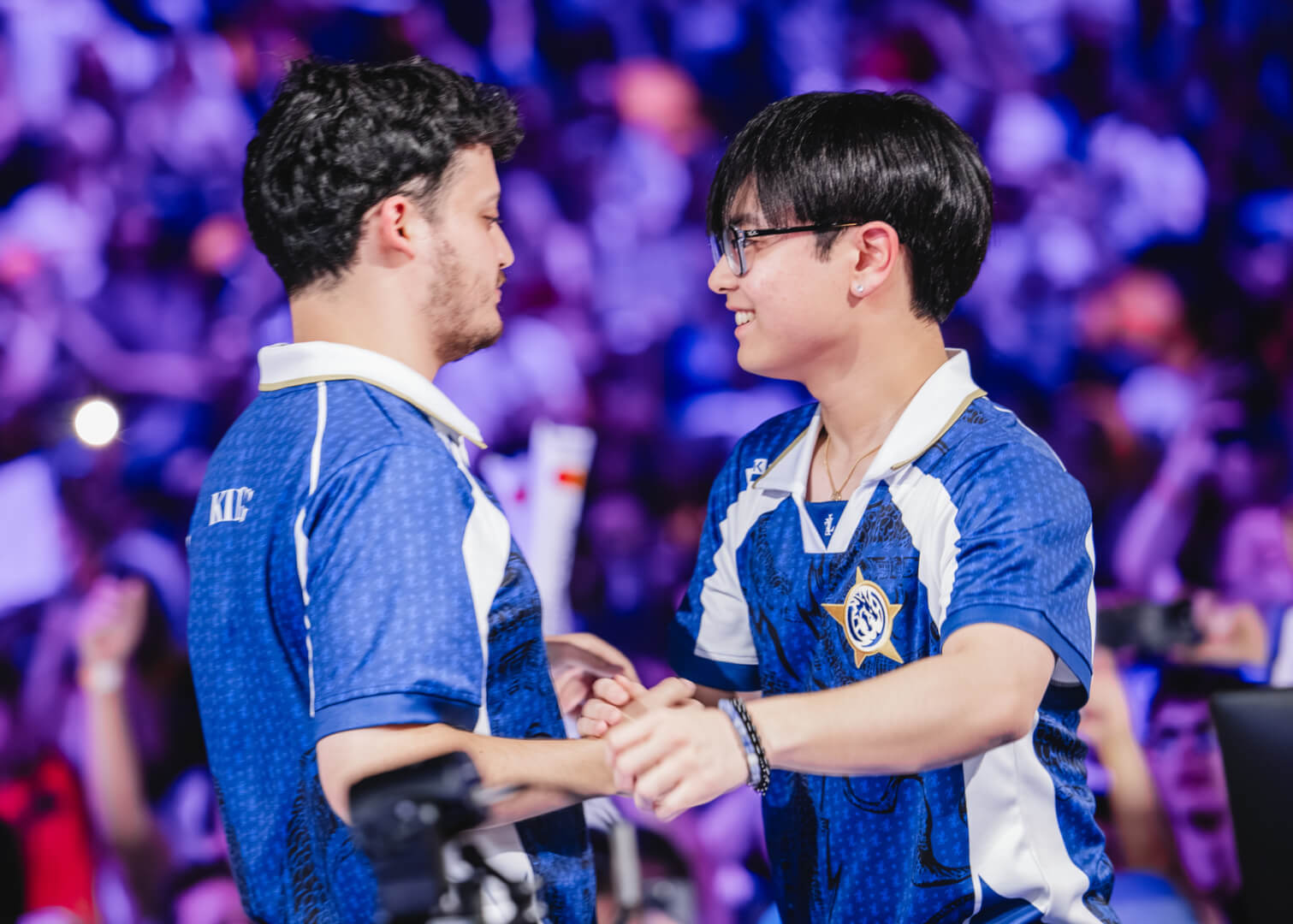 kiNgg (L) and Sato of Leviatán react on stage at the VALORANT Masters London
