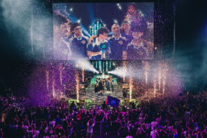 Leviatán react onstage after being crowned champions at the VALORANT Masters London espectadores