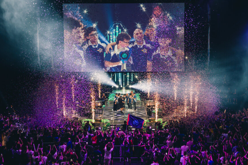 Leviatán react onstage after being crowned champions at the VALORANT Masters London espectadores